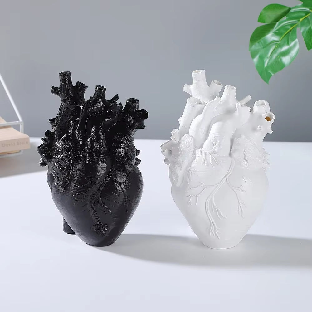 "Chic Black & White Heart-Shaped Resin Vase - Perfect for Stylish Flower Arrangements & Home Decor!"