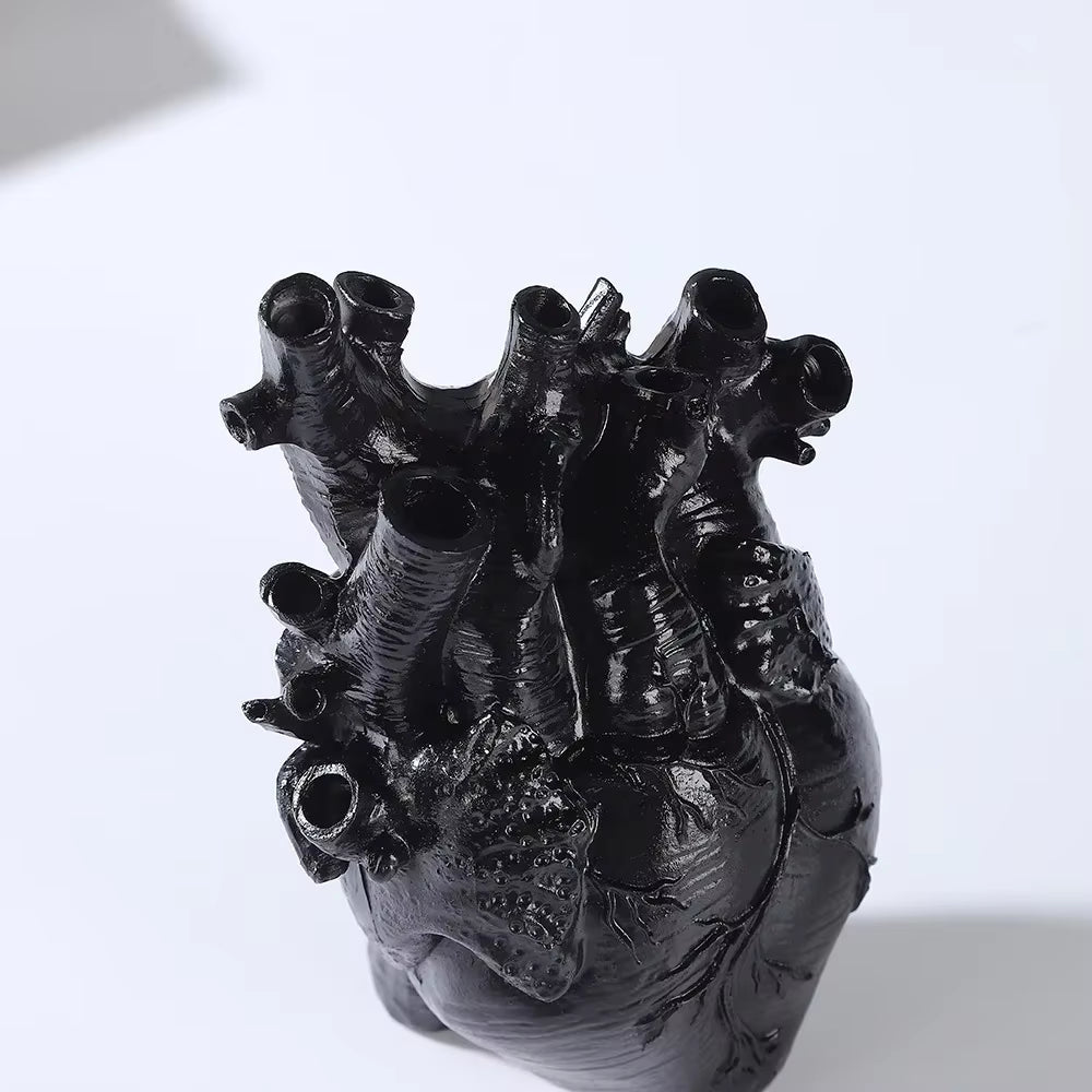 "Chic Black & White Heart-Shaped Resin Vase - Perfect for Stylish Flower Arrangements & Home Decor!"