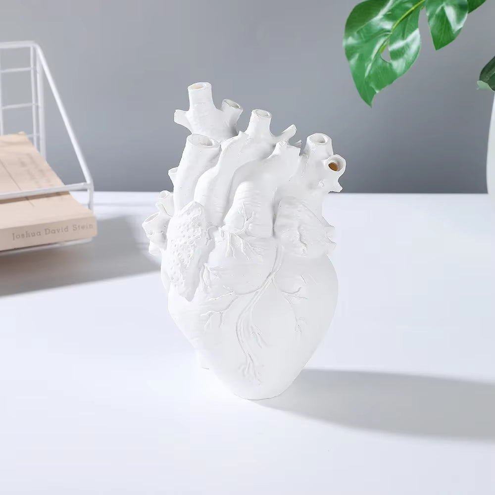 "Chic Black & White Heart-Shaped Resin Vase - Perfect for Stylish Flower Arrangements & Home Decor!"